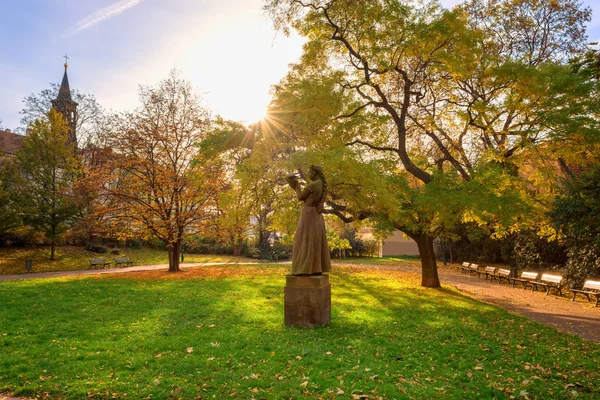 Скульптура Женщины Голубем Солнечном Осеннем Парке Праге Недалеко Замкового Холма — стоковое фото