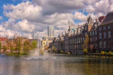Hofvijver Gölü, Lahey (Den Haag), Hollanda, şehir merkezinde Gotik tarzı binalar kompleksi ile Binnenhof Kalesi (Hollanda Parlamentosu) arka plan