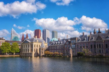 Hofvijver Gölü gökdelenler ve mavi bulutlu gökyüzü, den Haag (Den Haag), Hollanda bir arka plan ile Binnenhof Kalesi (Hollanda Parlamentosu) arka plan
