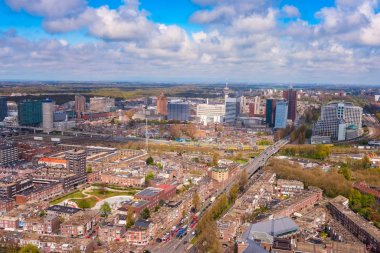 Yüksek açı panoramik Lahey (Den Haag) ile bulutlu mavi gökyüzü, Hollanda ve Kuzey deniz manzarası