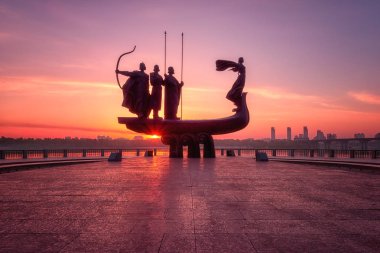 Kiev, Ukrayna - 05 Mayıs 2018: Sunrise, güzel şehir manzaralı yükselen güneş ve ateşli gökyüzü, Ukrayna, Doğu Avrupa'nın başkenti Kiev kurucuları (Kiev) Anıtı