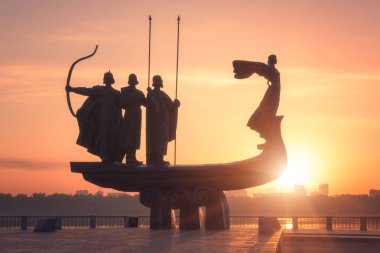 Kiev, Ukrayna - 05 Mayıs 2018: Sunrise, güzel şehir manzaralı yükselen güneş ve ateşli gökyüzü, Ukrayna, Doğu Avrupa'nın başkenti Kiev kurucuları (Kiev) Anıtı