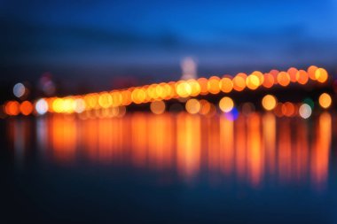 Paton Köprüsü, vatan anıt ve gece, bulanık cityscape Dnieper Nehri görünümünü arka plan ile şehir ışıkları, Kiev Ukrayna'nın başkenti defocused.