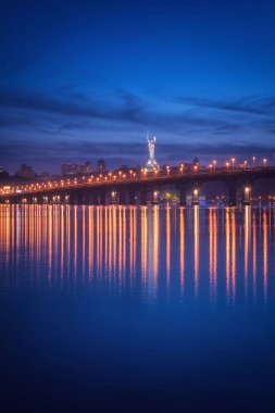 Paton Köprüsü, vatan anıt ve Dnieper Nehri, gece, şehir ışıkları, güzel cityscape Kiev Ukrayna başkenti görünümünü. Dikey görüntü