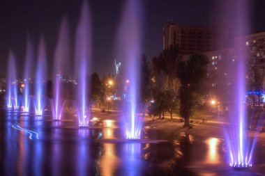 Kiev (Kiev) gece cityscape, Dnieper Nehri, Rusanivka tarihi bölgesi, Ukrayna'nın başkenti çıkabilir üzerinde renk Çeşme