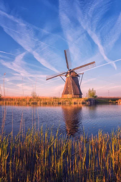 Schilderachtige Zonsondergang Landschap Met Windmolen Blauwe Hemel Weerspiegeling Het Water — Stockfoto