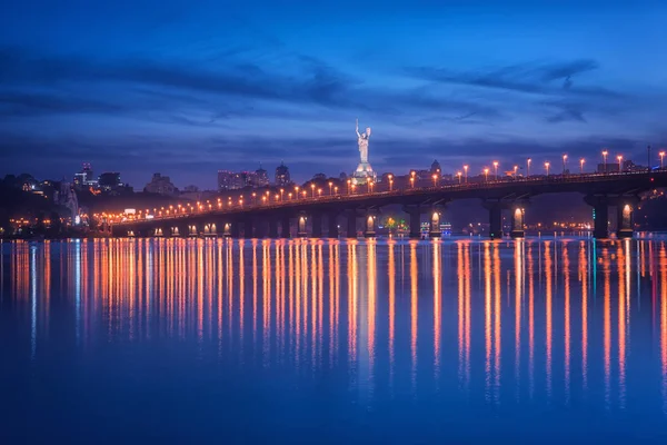 Uitzicht Brug Paton Moederland Monument Dnjepr Nachts Mooie Stadsgezicht Met — Stockfoto