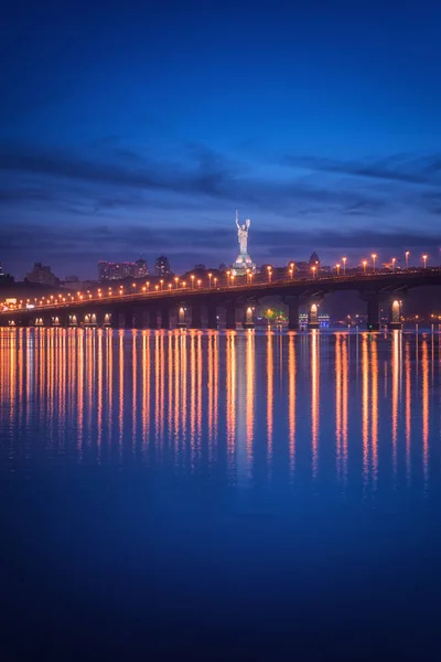 Paton Köprüsü, vatan anıt ve Dnieper Nehri, gece, şehir ışıkları, güzel cityscape Kiev Ukrayna başkenti görünümünü. Dikey görüntü