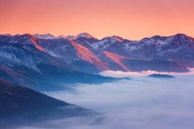 Bulut ve dağ güneş ışığı, Hohe Tauern Milli Parkı, Carinthia, Avusturya Ridge'de Alp Dağları muhteşem gün batımı
