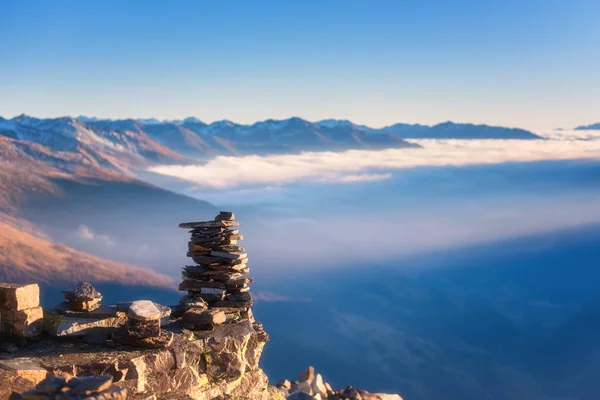 Cairn Pedra Topo Montanha Com Uma Vista Panorâmica Incrível Cordilheira — Fotografia de Stock