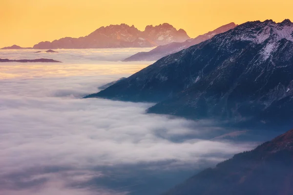 Pôr Sol Incrível Nas Montanhas Dos Alpes Sobre Nuvem Cume — Fotografia de Stock