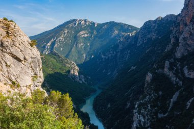 Verdon Gorge (Gorges du Verdon), sarma turkuaz-yeşil renk nehir ve yüksek kalker kayalar French Alps, Provence, Fransa ile ünlü Kanyon muhteşem manzara