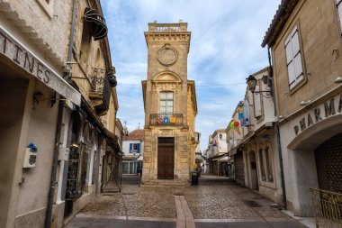 Saintes-Maries-de-la-Mer, Fransa-19 Temmuz 2017: dar Baroncelli tepesinde güneş saati ile müze binasının tarihi kent vardı eski Belediye Binası. Turizm Camargue, Provence, Fransa