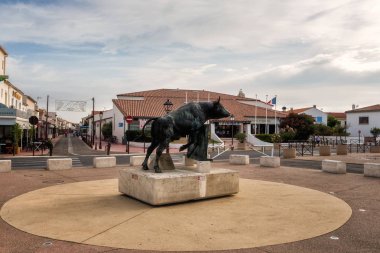 Saintes-Maries-de-la-Mer, Fransa-19 Temmuz 2017: siyah boğa, Camargue sembolü heykeli ile Akdeniz kasaba sokaklarında görünümünü. Provence, Fransa
