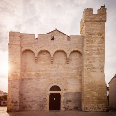 Günışığında Notre-Dame-de-la-Mer Ortaçağ kilisesi, dış cephe, Saintes-Maries-de-la-Mer, Camargue, Provence, Fransa