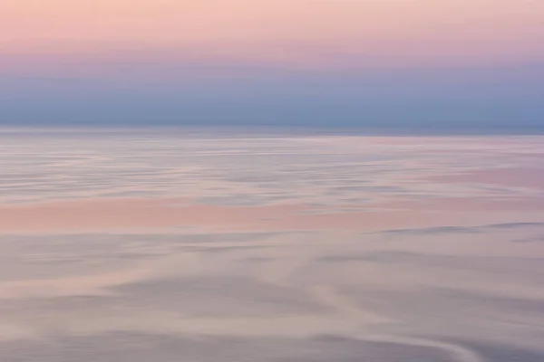 漂亮的粉红色日落海景在柔和的色调 和平和平静的户外旅行背景与复制空间 运动模糊图像 — 图库照片