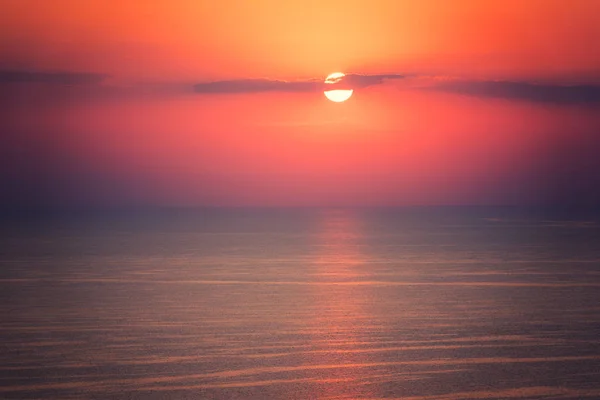 Драматичний Червоний Морський Пейзаж Сонцем Хмарами Фон Подорожі Відкритому Повітрі — стокове фото