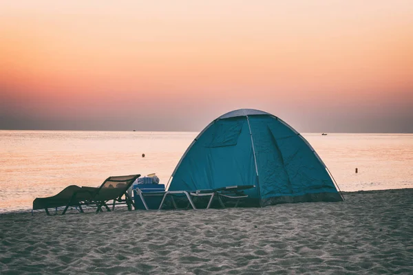 Touristenzelt Sandstrand Bei Sonnenuntergang Hintergrund Für Abenteuerreisen Mit Kopierraum — Stockfoto