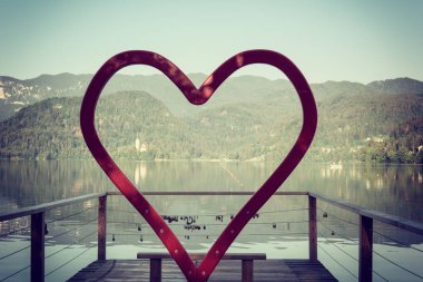 Düğün ya da aşk hikayesi güzel dağ gölü arka plan, Bled, Slovenya karşı bir kalp şeklinde bölgenin romantik fotoğraf
