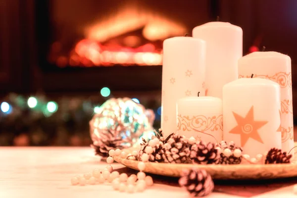 Kerstmis Nieuwjaar Achtergrond Met Vakantie Decoratie Kaarsen Kegels Met Verlichting — Stockfoto