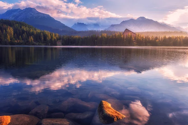 Vista Deslumbrante Lago Alpino Montanhas Com Reflexo Água Cristalina Antes — Fotografia de Stock