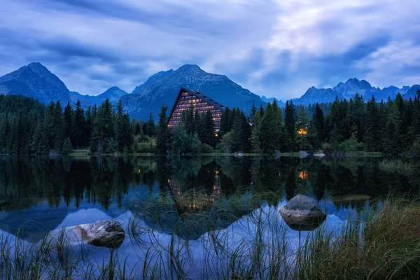 Paisagem Noturna Incrível Com Montanhas Lago Reflexão Água Strbske Pleso — Fotografia de Stock