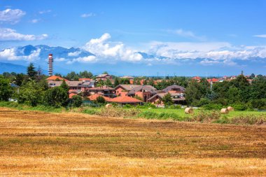 Güzel yaz günü, Alp Dağları ve mavi bulutlu gökyüzü arka plan, İtalya ile Tuscany kırsal kırsal manzara