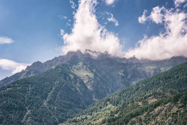 Alpler ile mavi gökyüzü ve bulutlar, dağ manzarası, İtalya