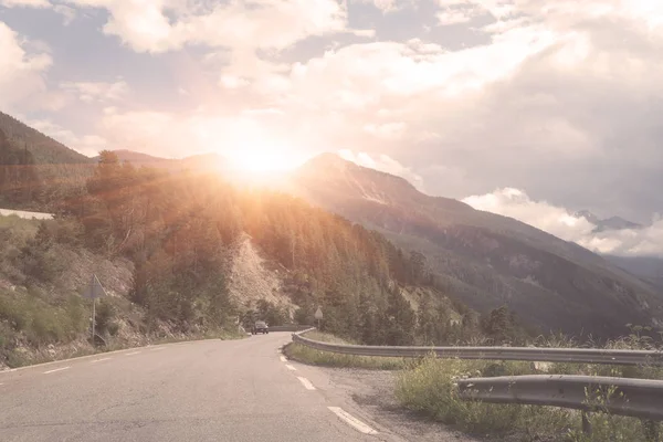 Dağ yolundan ve şaşırtıcı bulutlu gökyüzü güzel gün zaman manzara. Alp Dağları İtalya ile Fransa arasında geçiş