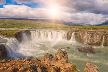 Godafoss (Akureyri) şelale güneşli gün, ikonik İzlanda'nın muhteşem manzara mavi bulutlu gökyüzü ile yer. Skjalfandafljot Nehri, Norurland, Kuzey İzlanda