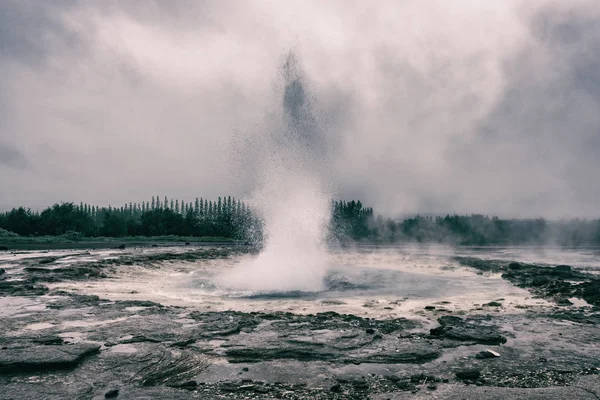 Magnificent Strokkur Geyser Erupts Fountain Water Dramatic Vintage Image Popular — Stock Photo, Image