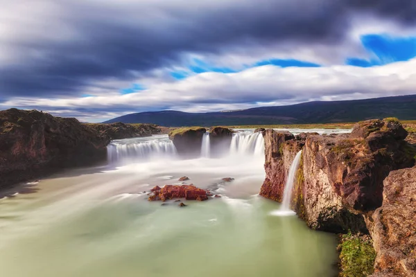 戈达福斯 阿库雷里 瀑布在阳光明媚的日子 冰岛标志性的地方壮观的景观与蓝色多云的天空 长时间曝光 Skjalfandafljot Norurland 冰岛北部 — 图库照片