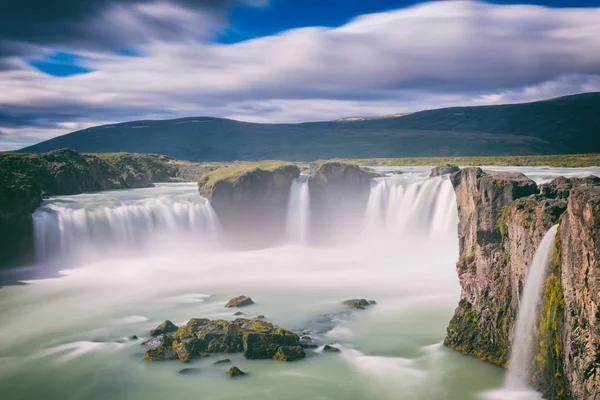 Godafoss (Akureyri) şelale güneşli gün, ikonik İzlanda'nın muhteşem manzara mavi gökyüzü bulutlu, uzun pozlama yerleştirin. Skjalfandafljot Nehri, Norurland, Kuzey İzlanda