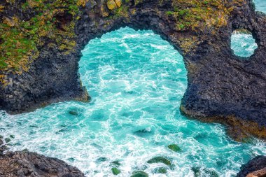 Muhteşem deniz manzarası, Gatklettur bazalt taş arch adlı volkanik cliff, İzlanda, doğal seyahat arka plan batı Atlantik Arnarstapi sahil. Arnarstapi, Snaefellsnes Yarımadası, İzlanda, Europe