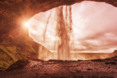 Seljalandsfoss çarpıcı şelale, güneşli sonbahar peyzaj, görüntülemek küçük mağara, South Iceland