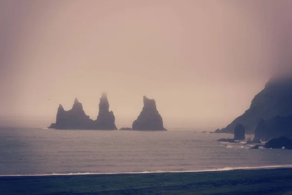Vik, küçük köy Güney İzlanda'dan ünlü Reynisdrangar bazalt deniz yığınlar, siyah kum Reynisfjara Beach, kaya oluşumları görüntülemek