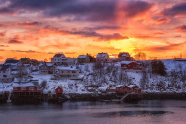 Reine balıkçı köyü kış, favori Turizm hedef Lofoten Adaları, Kuzey Norveç üzerinden ateşli gündoğumu