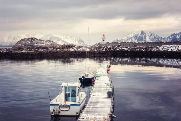 Muelle Madera Con Barcos Pesca Faro Rompeolas Picos Nevados Montaña —  Fotos de Stock