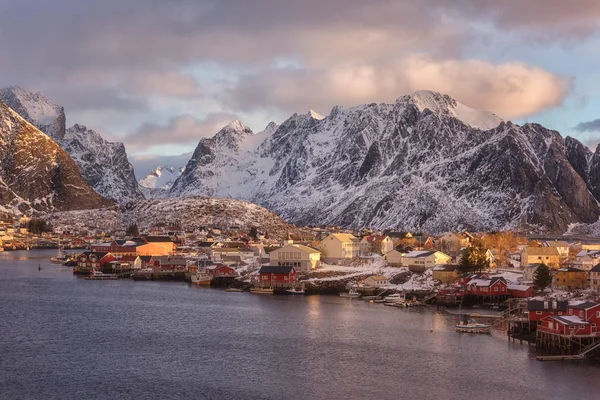 Paisaje Paisaje Invierno Reine Pueblo Pescadores Amanecer Casas Rojas Rorbu —  Fotos de Stock