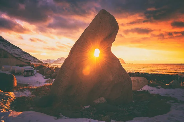 Удивительные Цвета Северного Атлантического Заката Зимний Пейзаж Сияющим Солнцем Через — стоковое фото