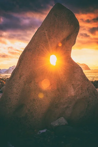 Удивительные Цвета Северного Атлантического Заката Зимний Пейзаж Сияющим Солнцем Через — стоковое фото