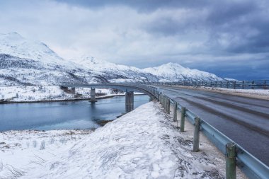 Yol ve Lofoten Adaları arasında köprü ile Norveç'te kış gündüz manzara. Ana yol boyunca Lofoten Adaları, Lofast yol da Kral Olav ziyaretçiler yolu olarak bilinen E10