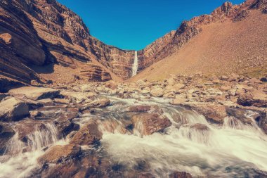 Şaşırtıcı doğa doğal görünümü muhteşem gorge, renkli kaya ve nehir düşen İzlanda'daki Hengifoss şelale. İzlanda yaz manzara mavi gökyüzü, açık ile seyahat antika arka plan