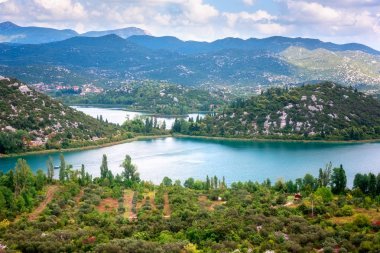 Şaşırtıcı doğa doğal yaz yatay, Zümrüt göller, dağlar ve mavi bulutlu gökyüzü, Bacina Lakes (Bacinska jezera), Hırvatistan. Açık seyahat arka plan, Adriyatik otoyolu görünümünden