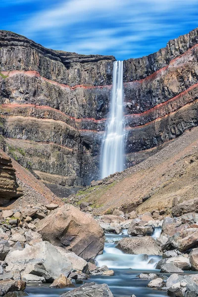 すばらしい自然へインギフォスもありますアイスランドの壮大な峡谷 カラフルな岩と川に落ちる滝の美しい景色 アイスランド夏の風景と青い空 屋外旅行垂直背景 — ストック写真