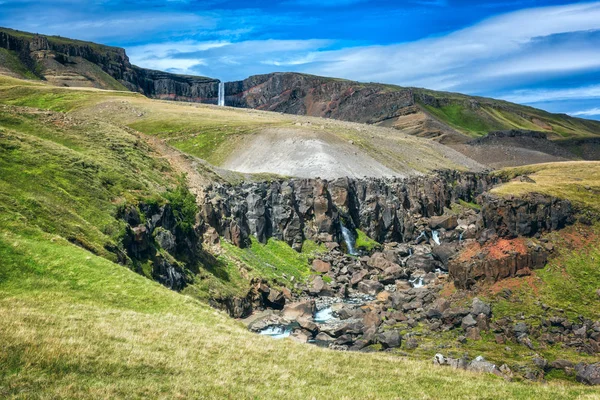 놀라운 화려한 바위와 떨어지는 아이슬란드에 Hengifoss 폭포의 야외와 아이슬란드 — 스톡 사진