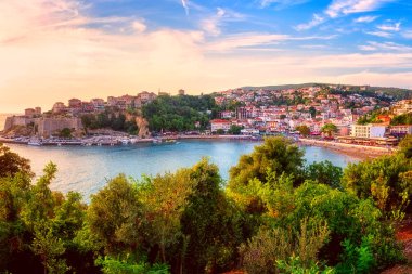 Panoramik Ulcinj, gün batımı, Ortaçağ Akdeniz kasabası, popüler yaz turizm tesisi Karadağ, doğal seyahat arka plan