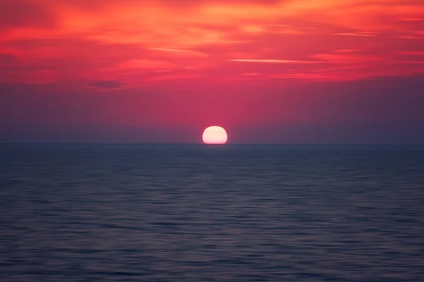 Schilderachtige Zonsondergang Zeegezicht Met Zee Zon Verbazingwekkende Dieprode Bewolkte Hemel — Stockfoto