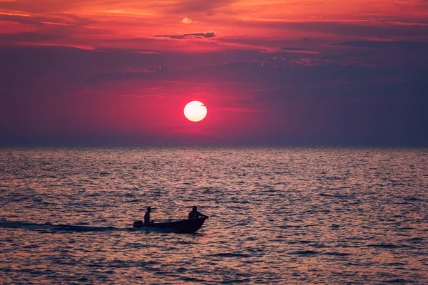 Schilderachtige Zonsondergang Zeegezicht Met Zee Zon Boot Verbazingwekkende Dieprode Bewolkte — Stockfoto