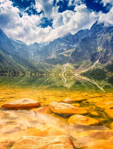 素晴らしい自然 山の中の高山湖 青い曇り空と水に反射風光明媚な夏の風景宙 Oko 海の目 タトラ山脈 ザコパネ ポーランド 垂直方向の画像 — ストック写真